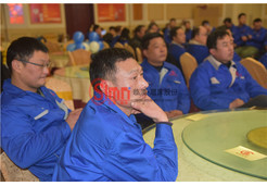 觀看年會(huì)的員工