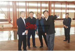 市領(lǐng)導(dǎo)考察新開發(fā)車間